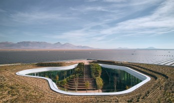 沙漠中闪烁，欧洲最大太阳能发电厂 / Bilgin Architects