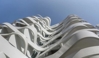 条条白色丝带交错飘动：摩纳哥城市雕塑“Le Stella” / Jean-Pierre Lott
