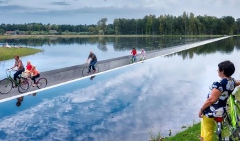 穿越水中的自行车道 / lens°ass architecten