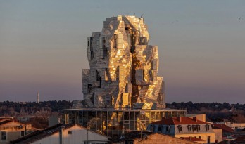 Frank Gehry新作揭幕：不锈钢包层的新地标