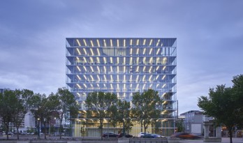Edge办公楼，太阳能板铺满立面 / Dub Architects